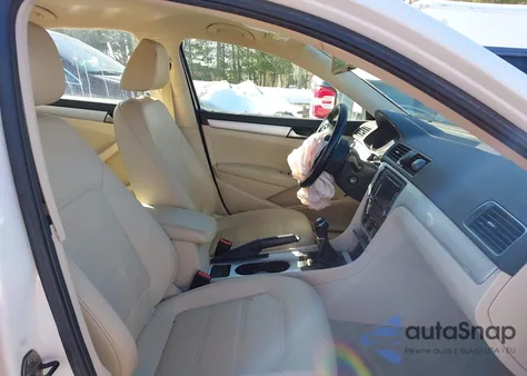 2013 Volkswagen Passat 2.5L Se из США, поврежденный, VIN 1VWBP7A3XDC111579